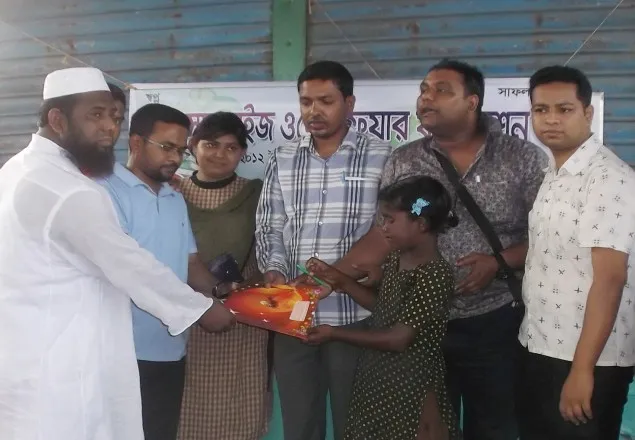 ছিন্নমূল শিশুদের মাঝে শিক্ষা সামগ্রী বিতরন