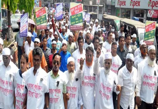 খুলনায় কাফনের কাপড় পরে ব্যবসায়ীদের বিক্ষোভ