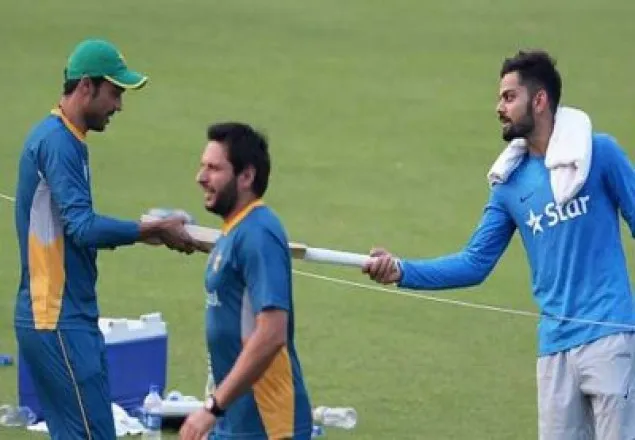 ম্যাচের আগে আমিরকে কোহলির উপহার