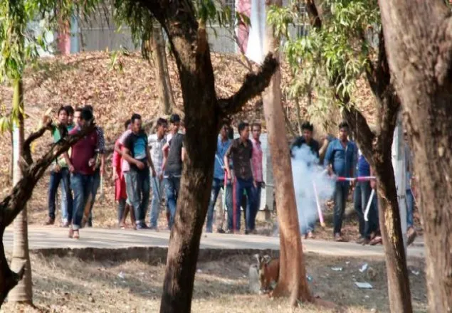 নির্বাচনকে কেন্দ্র করে হাতিয়ায় পুলিশের সাথে সংঘর্ষ, আহত ১৫