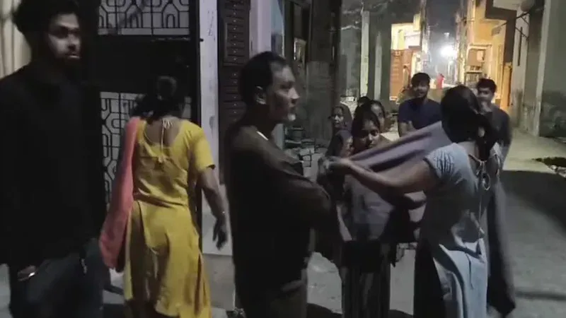 ভূমিকম্পে কেঁপে উঠল দিল্লি, বাড়ি ছেড়ে রাস্তায় বাসিন্দারা