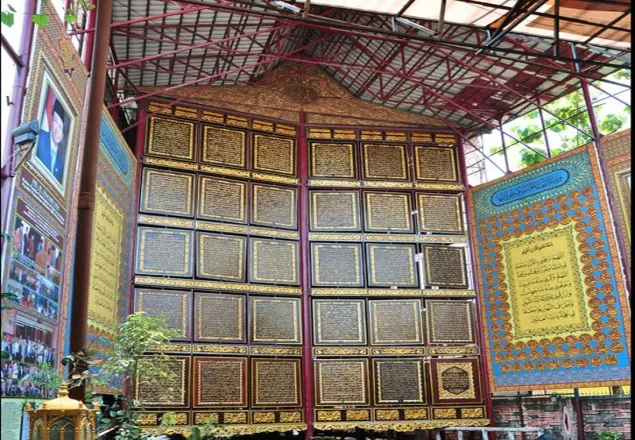 কাঠে খোদাই করা বিশ্বের সবচেয়ে লম্বা কোরআন