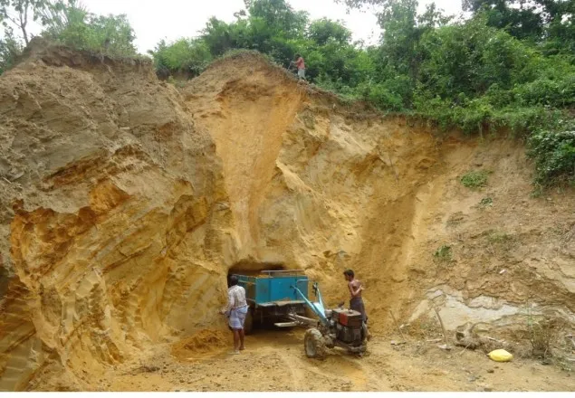 উখিয়ায় পাহাড় কাটায় ধ্বংস হচ্ছে প্রাকৃতি