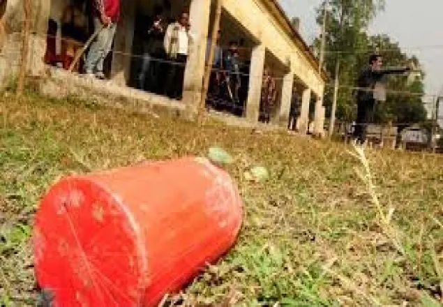 লক্ষ্মীপুরে কেন্দ্র দখল ককটেল নিক্ষেপ আহত ৫