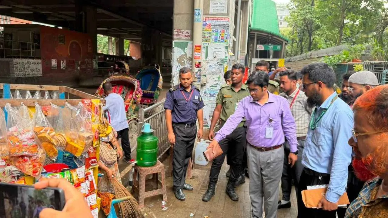 মেট্রোরেল স্টেশন থেকে সরানো হলো অবৈধ দোকানপাট