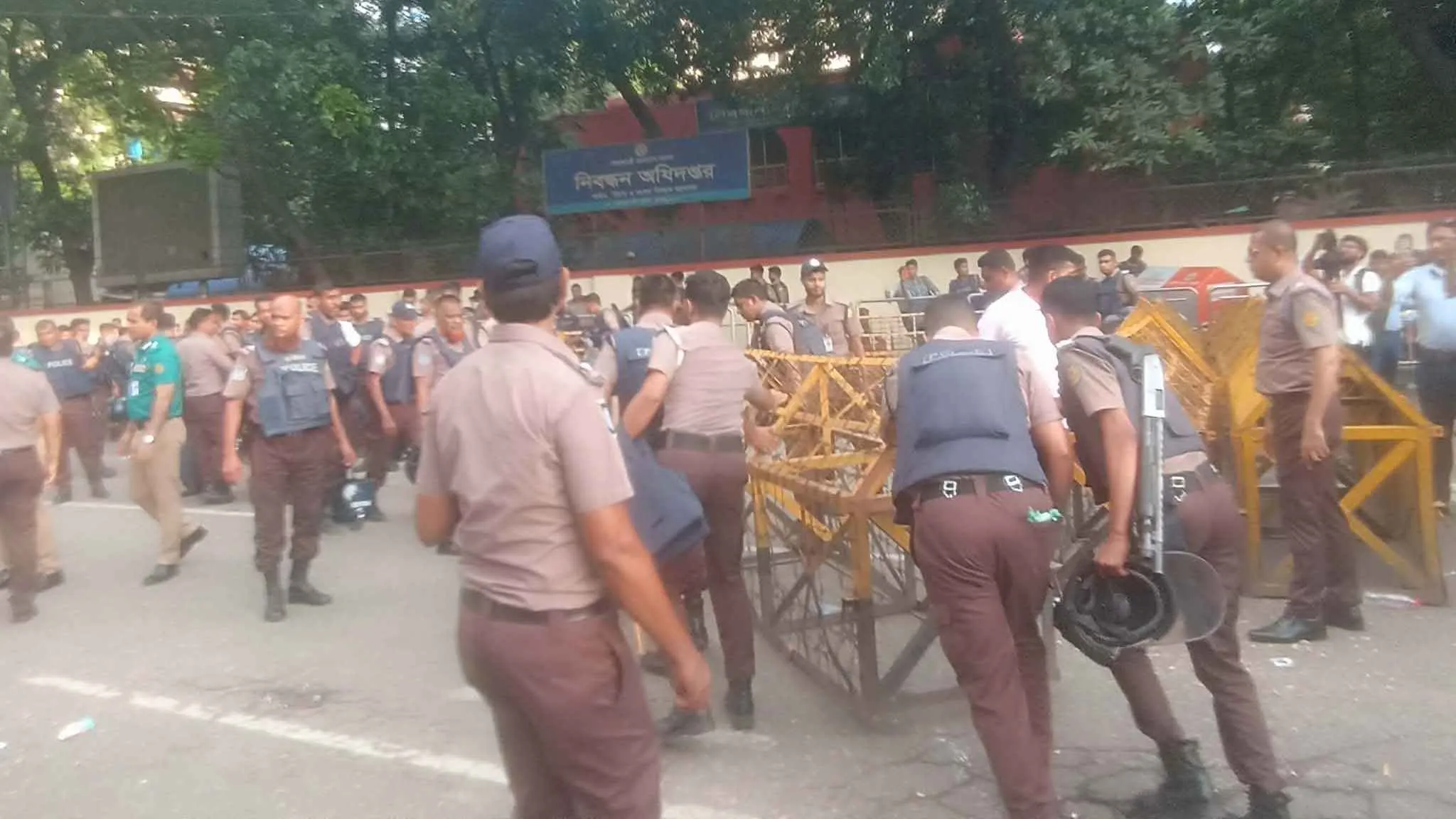 সোয়া ৬ ঘণ্টা পর খুলে দেওয়া হলো সচিবালয়মুখী রাস্তা