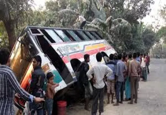 জয়পুরহাটে পিকনিকের বাস উল্টে আহত ৪০ 
