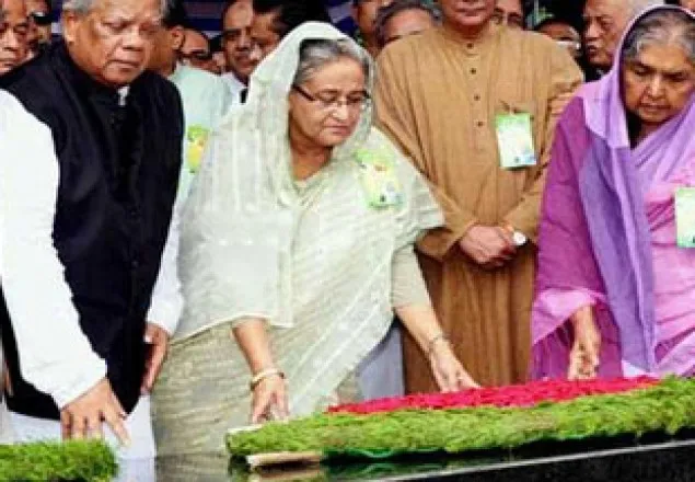 বঙ্গবন্ধুর প্রতিকৃতিতে ফুল দিয়ে শ্রদ্ধা
