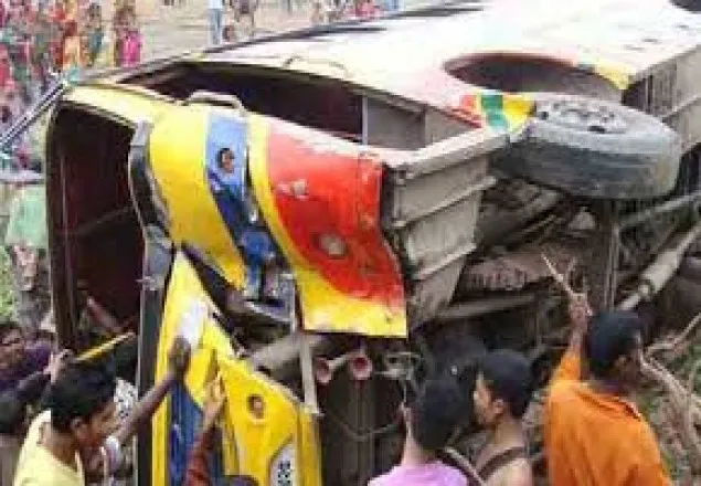 বীরগঞ্জে মহাসড়কে বাস উল্টে আহত ২৫