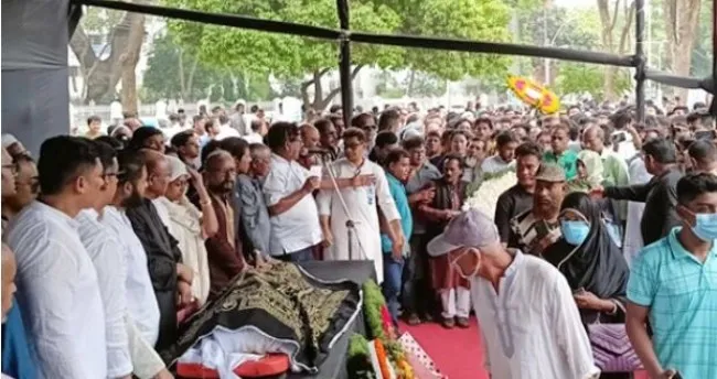শহীদ মিনারে চিত্রনায়ক ফারুককে শ্রদ্ধা নিবেদন