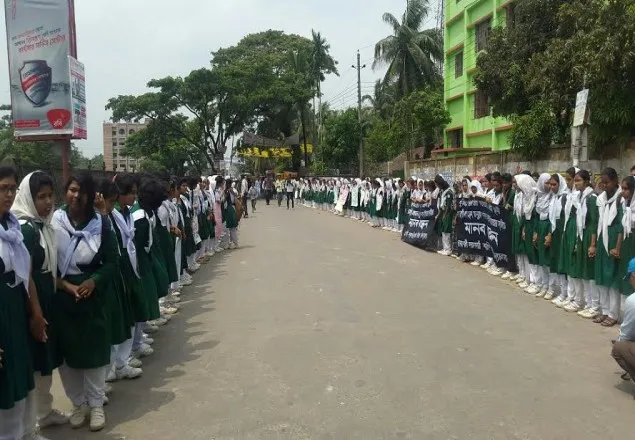নোয়াখালীর রাস্তায় ক্ষুদে শিক্ষার্থীদের প্রতিবাদ