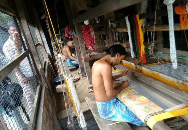 চরম দুর্দিনে কুষ্টিয়ার তাঁত শ্রমিকগণ