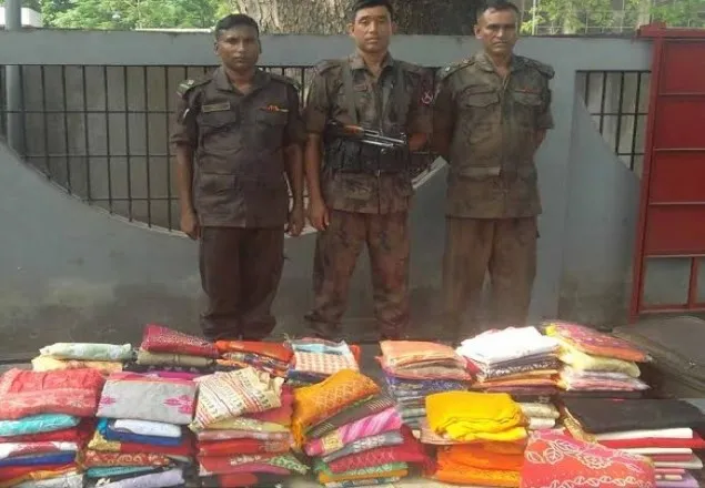 বেনাপোলে বিপুল পরিমাণ ভারতীয় শাড়ি-থ্রিপিচ আটক