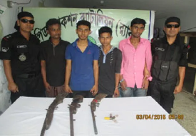 লক্ষ্মীপুরে অস্ত্র ও গুলিসহ ৪ যুবক আটক