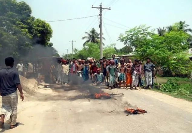 আকিজ বিড়ি ফ্যাক্টরি বন্ধ ঘোষণা,শ্রমিকদের বিক্ষোভ 
