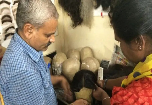 ক্যান্সারের রোগীদের মুখে হাসি ফোটাচ্ছে পরচুলা