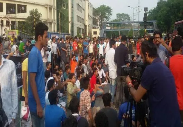 সুজনের মৃত্যুর প্রতিবাদে শাহবাগে সড়ক অবরোধ