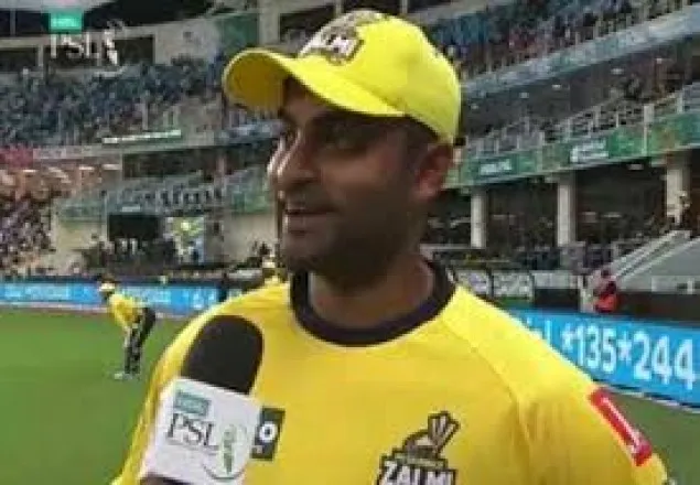 তামিমকে পুরস্কার দিচ্ছে পেশওয়ার