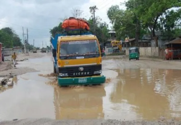 এটি সড়ক নয়, যেন পুকুর!