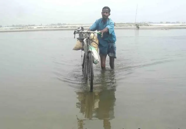 তিস্তা নদীতে হাটু পানি!