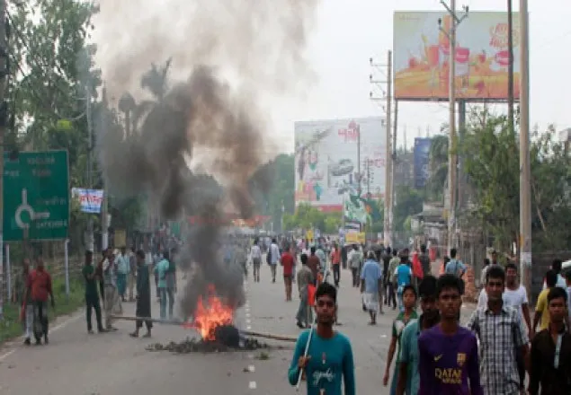 ৫ দফা দাবিতে খুলনায় রাজপথ-রেলপথ অবরোধ
