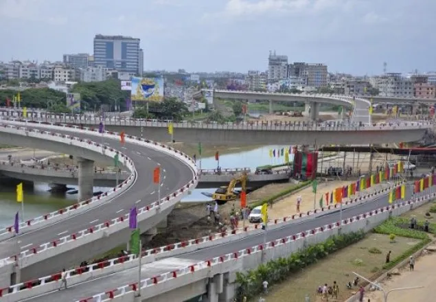 ফ্লাইওভারে মোটরসাইকেলের নিয়ন্ত্রণ হারিয়ে চালক নিহত 