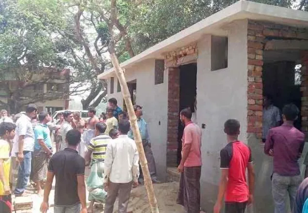 গাইবান্ধায় বিদ্যালয়ে রডের পরিবর্তে বাঁশ ব্যবহারে তদন্ত