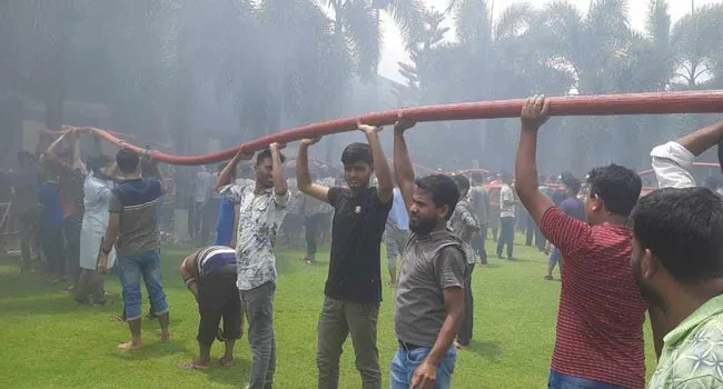 নারায়ণগঞ্জে পোশাক কারখানায় আগুন, নিয়ন্ত্রণে ১০ ইউনিট