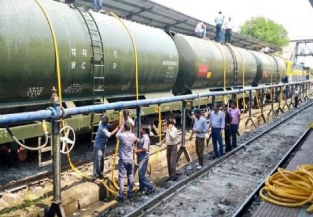 ৫ লাখ লিটার পানি নিয়ে খরাপীড়িত লাতুর-এ পৌঁছাল ট্রেন