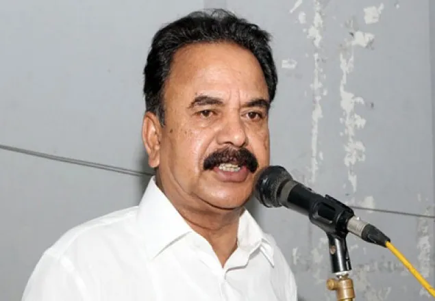 ইলিশ নয়, গণতন্ত্র খাওয়া বন্ধ করুন : গয়েশ্বর