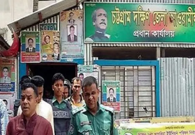 চট্টগ্রামে আ’লীগের দুগ্রুপে সংঘর্ষে, নিজ কার্যালয় ভাঙচুর