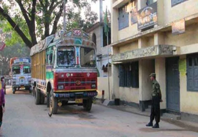 হিলি স্থলবন্দর দিয়ে আমদানি-রফতানি বন্ধ