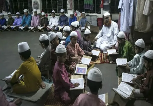 মাদ্রাসা ছাত্রকে ফ্যানে ঝুলিয়ে নির্যাতনের অভিযোগ