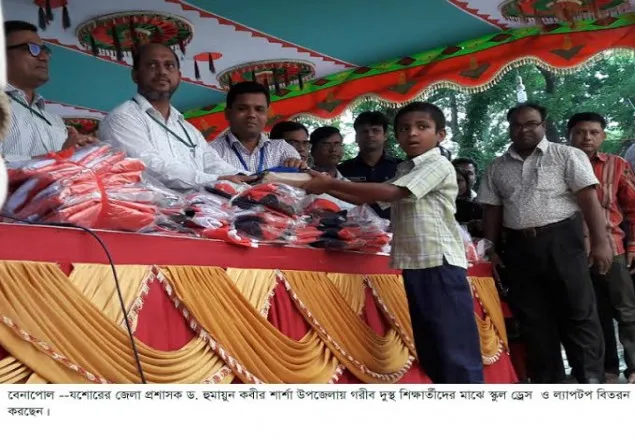 শার্শায় শিক্ষার্থীদের স্কুল ড্রেস ও ল্যাপটপ বিতরণ
