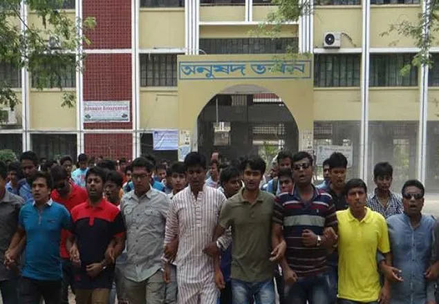 ইবিতে উপ রেজিস্ট্রারের হুমকির প্রতিবাদে ছাত্রলীগের বিক্ষোভ