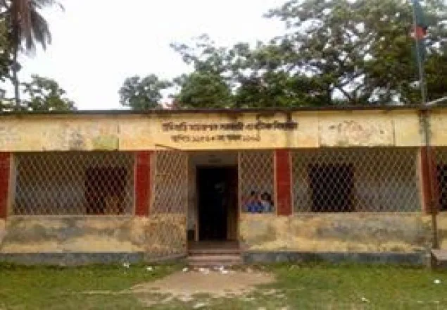 কুষ্টিয়ায় জীবনের ঝুঁকি নিয়ে চলছে পাঠদান