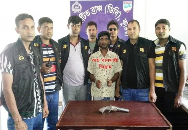কুষ্টিয়ায় অস্ত্রসহ ব্যবসায়ী আটক