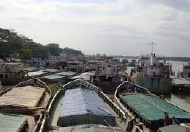 কাউখালীতে নৌযান শ্রমিকদের ধর্মঘট, যাত্রীদের ভোগান্তি