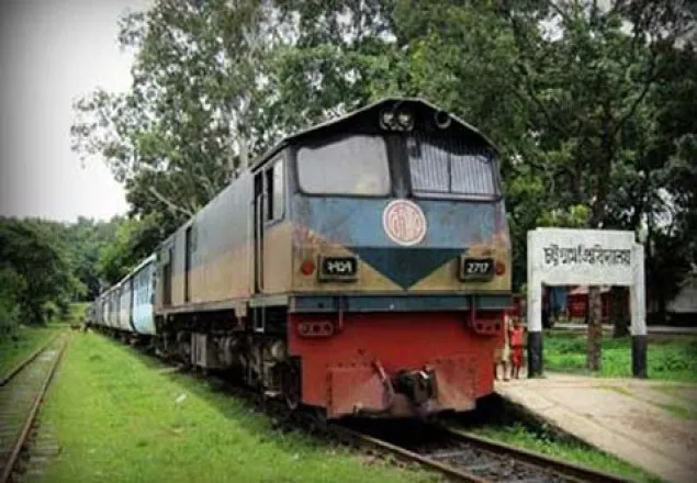 ৩ ঘণ্টা পর ট্রেন চলাচল স্বাভাবিক