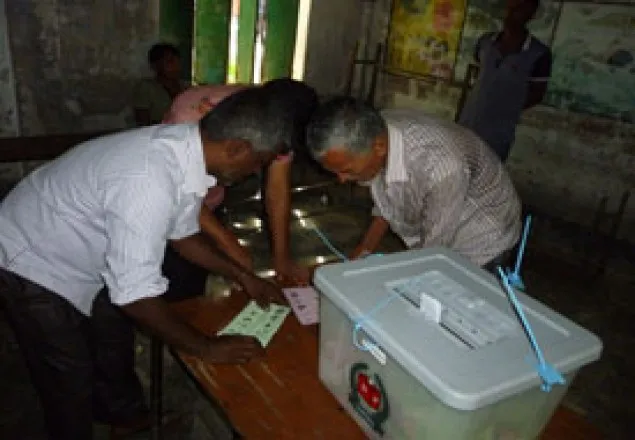 সিরাজগঞ্জে প্রকাশ্যে নৌকায় সিল