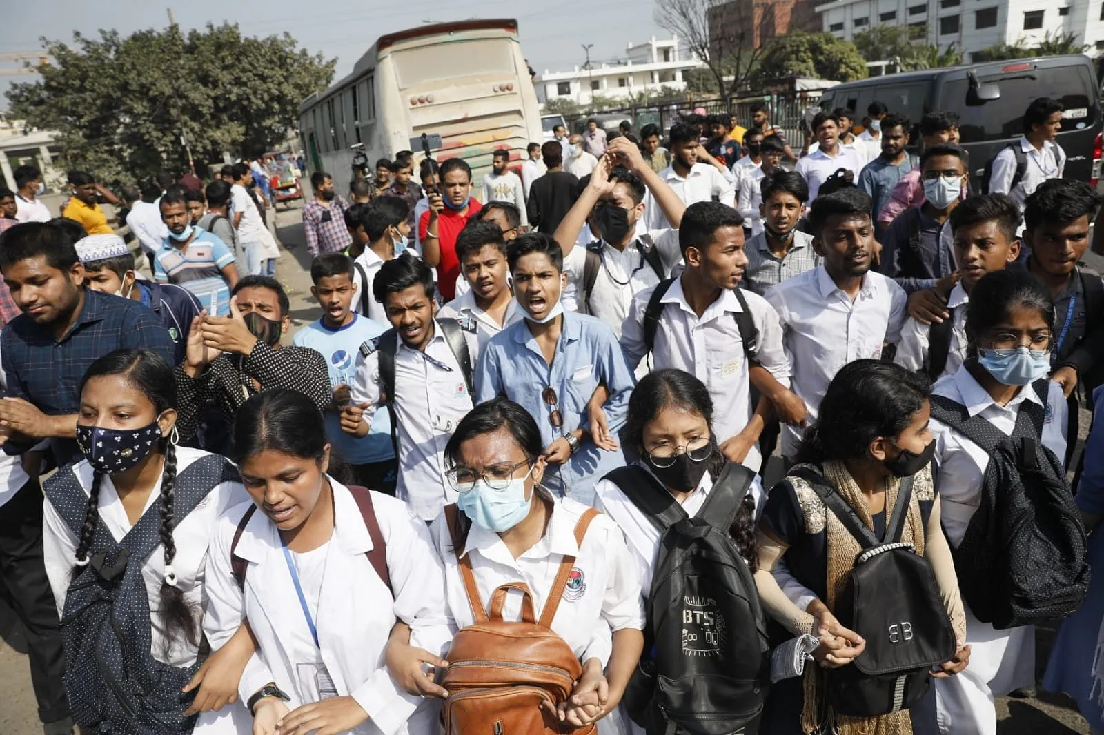 শিক্ষার্থীরা আজ ১২ টায় ‘লালকার্ড’ দেখাবেন