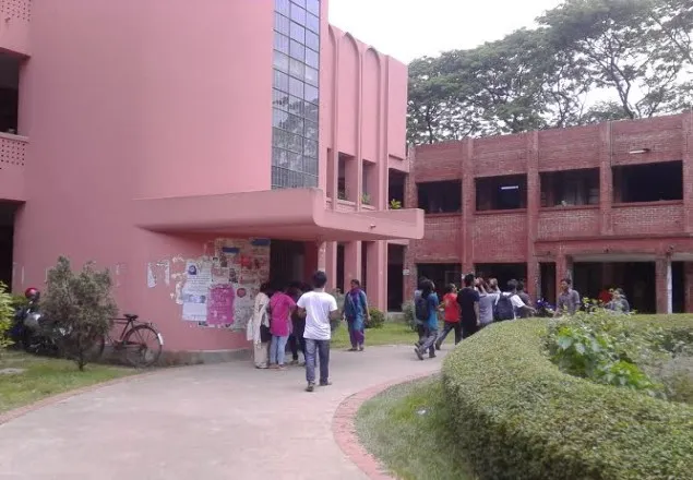 জাবিতে প্রক্টরের পদত্যাগের দাবিতে প্রশাসনিক ভবন ঘেরাও
