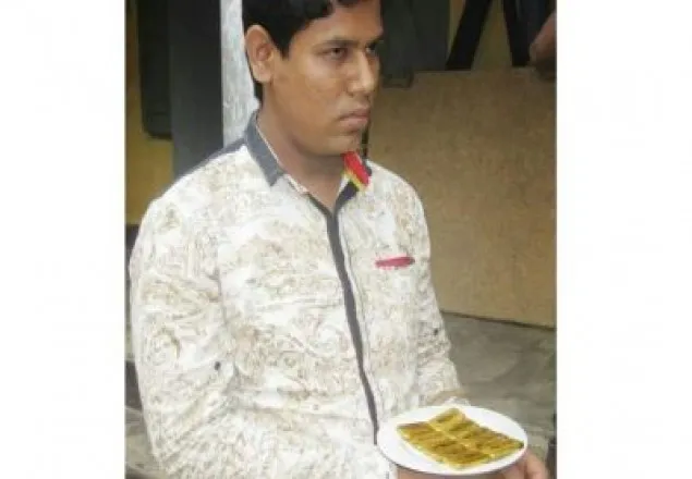 টেকনাফে স্বর্ণের বারসহ যুবক আটক