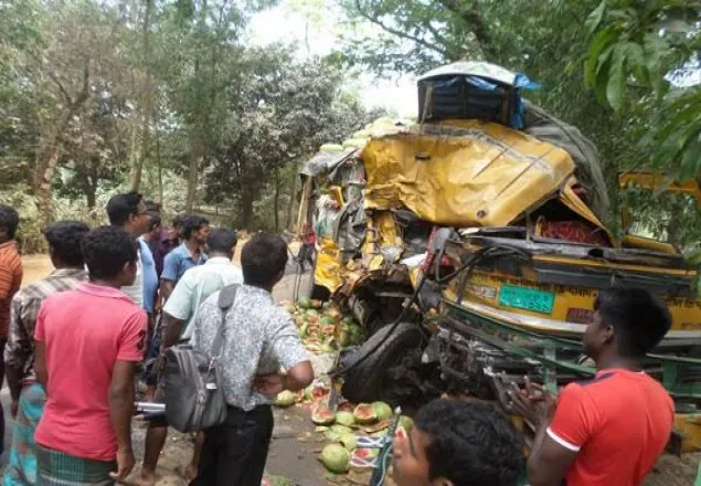 বিরামপুরে দুই ট্রাকের মুখোমুখি সংঘর্ষ, নিহত ১