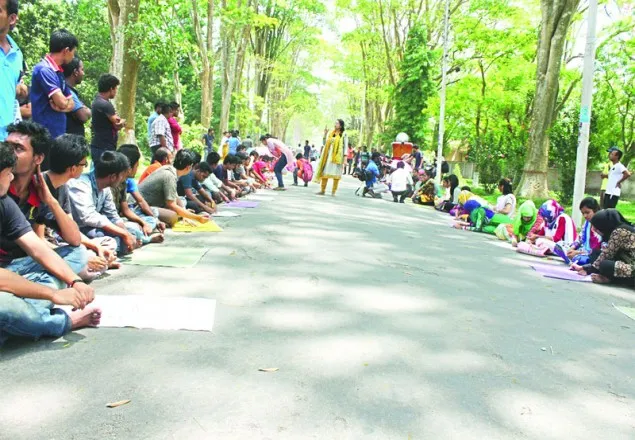 হত্যার প্রতিবাদে আজও আন্দোলনে উত্তাল রাবি ক্যাম্পাস 