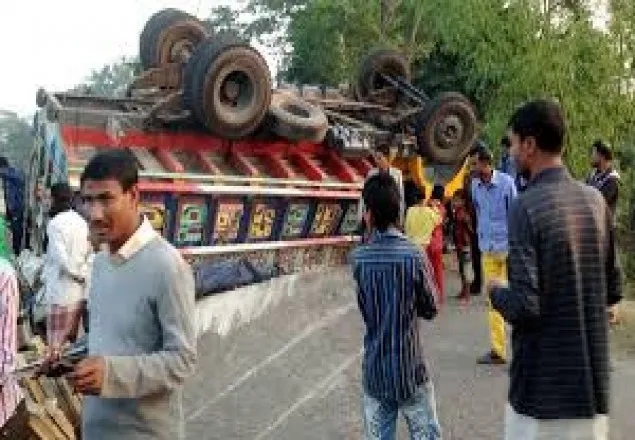 গোপালগঞ্জে ট্রাক উল্টে হেলপার নিহত