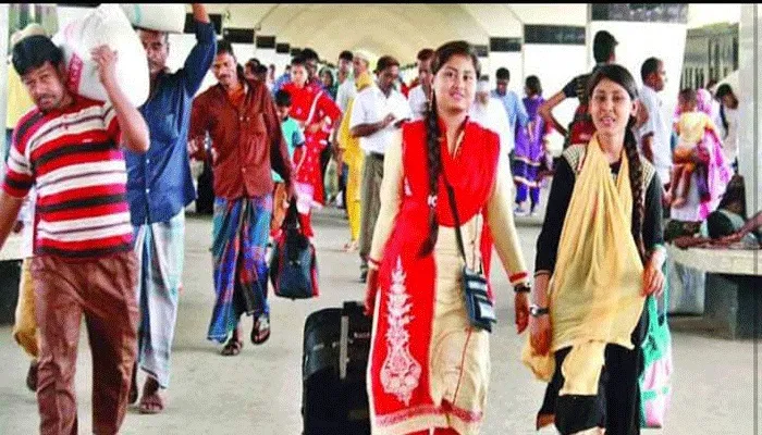 জীবিকার তাগিদে ঢাকায় ফিরতে শুরু করেছে মানুষ
