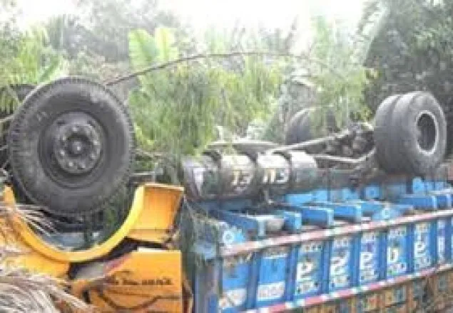 গোপালগঞ্জে ট্রাক উল্টে চালকের সহকারী নিহত