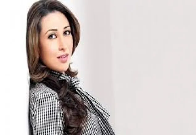 কারিশমার পিছু নেওয়া আজও ছাড়েনি
