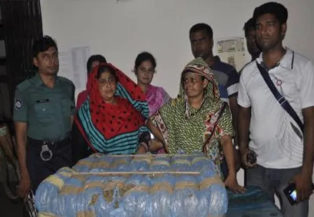 বরিশালে ২৫ কেজি গাঁজাসহ ২ নারী আটক